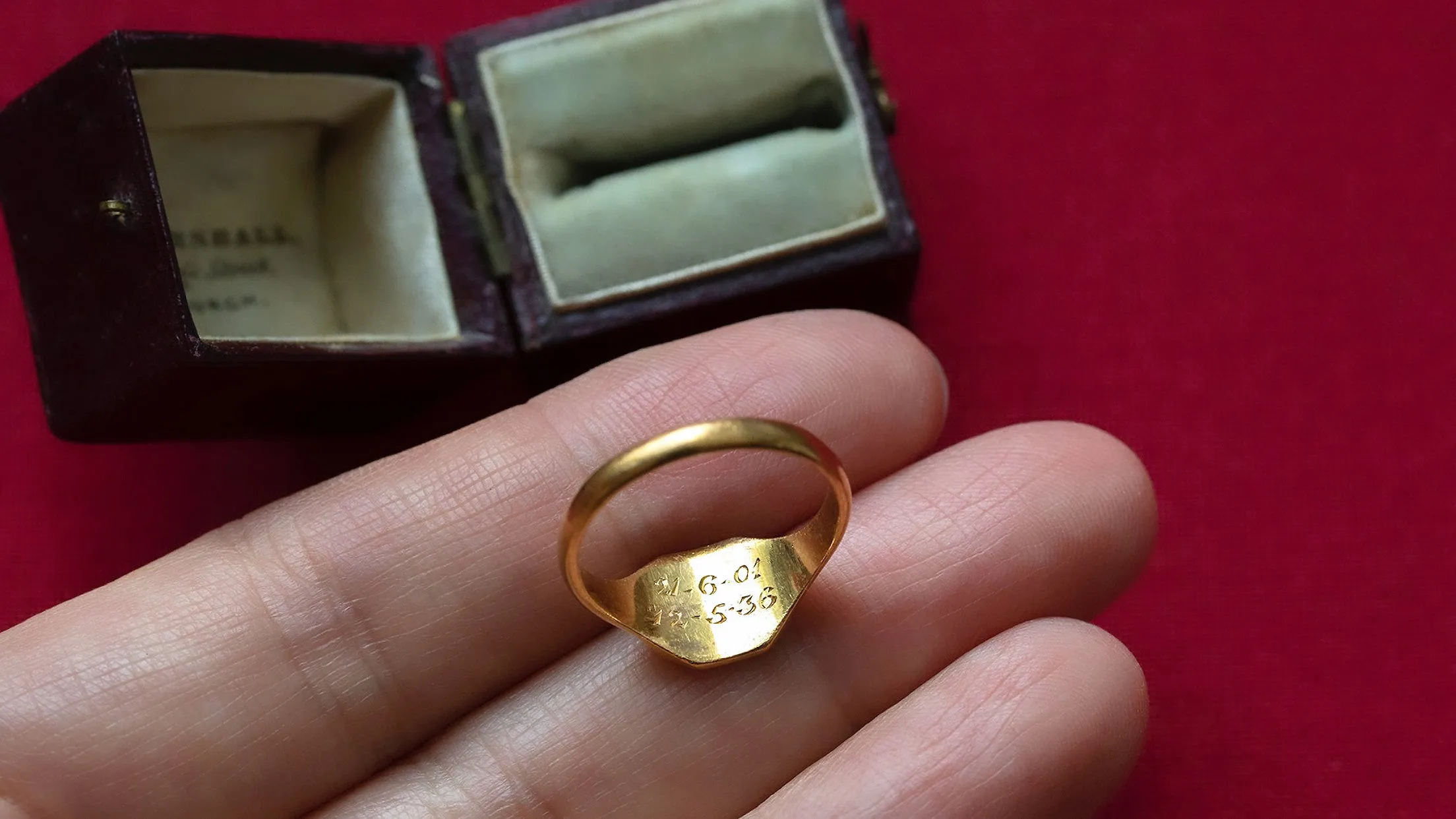 1935 Small 22k Gold 'D' Signet Ring