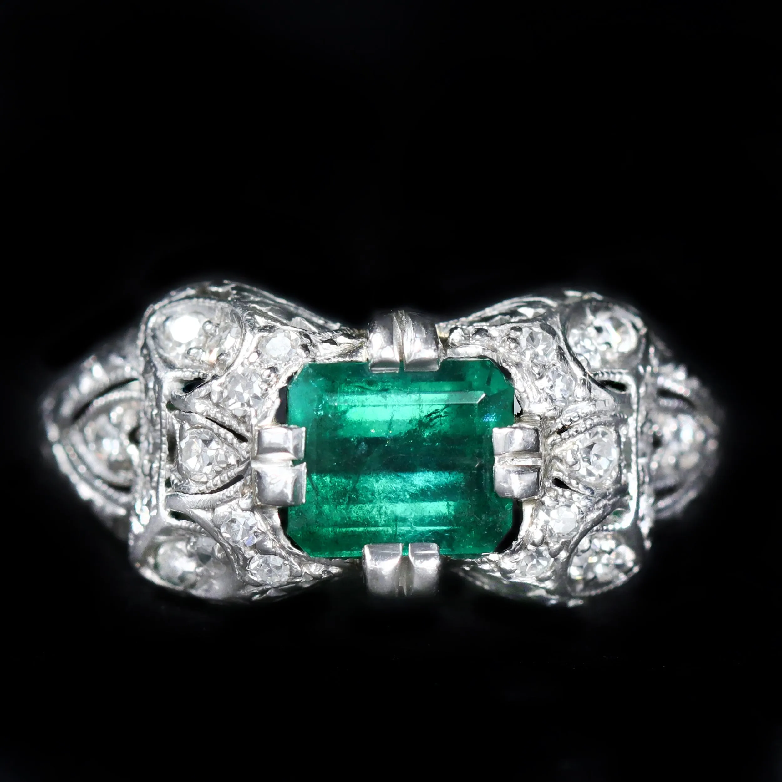 Art Deco 0.90 Carat Emerald and Diamond Ring